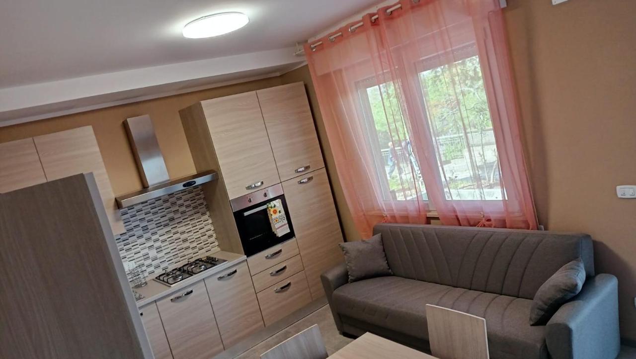Villa Paoletti, Appartamento Confortevole Nel Cuore Di กราดารา ภายนอก รูปภาพ